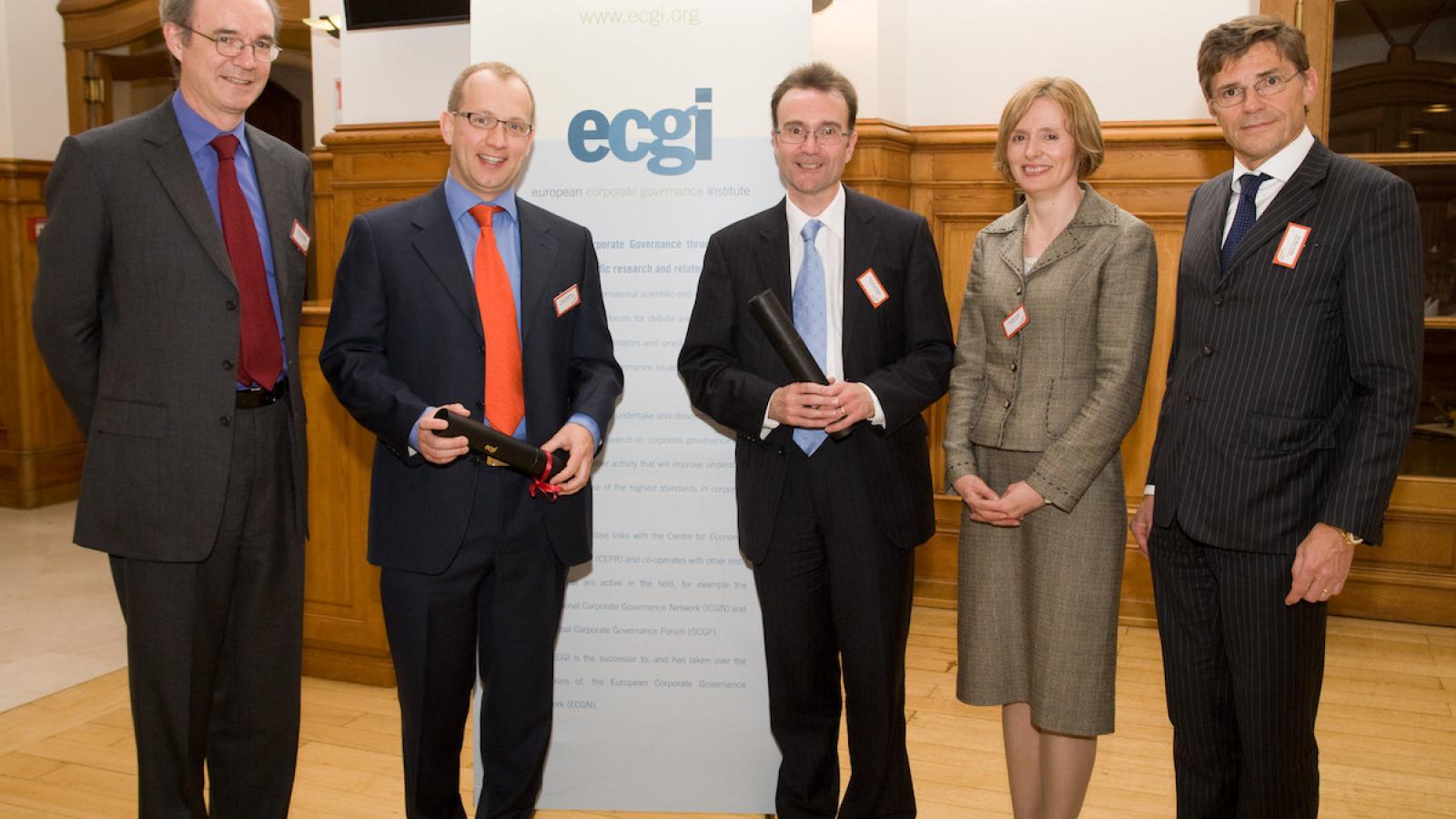 5 people standing in a row, 2 are prizewinners